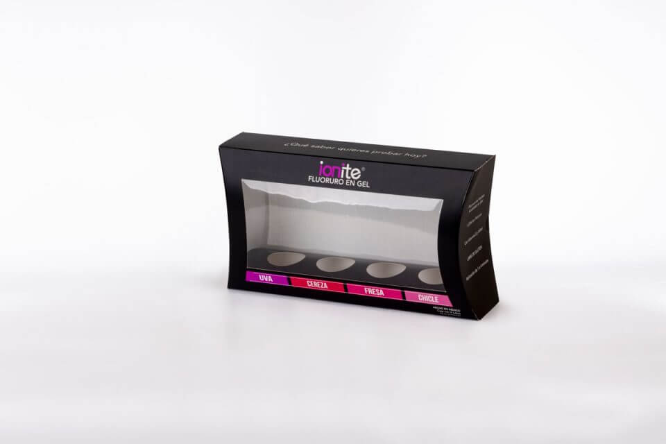 Caja plegadiza impresa a color + laminado térmico mate con ventana de asetato y banquillo impreso con suaje especial.